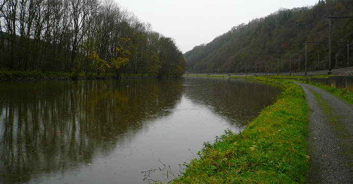 Miezerend langs de Maas